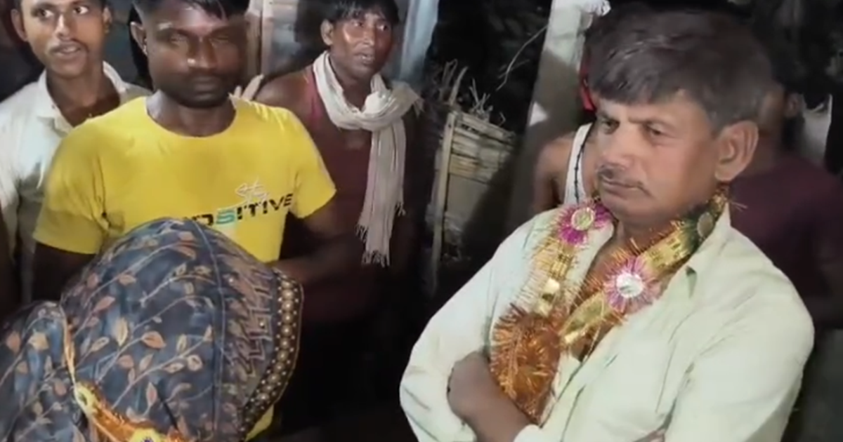 Vidhwa ke band kamre mein sarkari headmaster, range haath pa