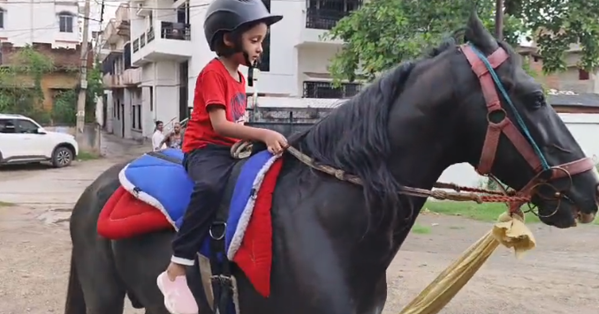 Sasaram News: Sasaram ki 6 saal ki Aabya ne ki ghudsawari, b