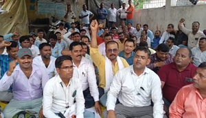 Poorvi Champaran mein grameen awaas karmiyon ka anishchitkaaleen dharna, 16 sootri maangon ko lekar saikadon...