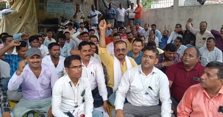 Poorvi Champaran mein grameen awaas karmiyon ka anishchitkaa
