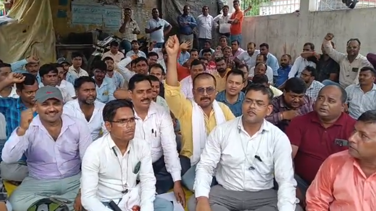 Poorvi Champaran mein grameen awaas karmiyon ka anishchitkaa