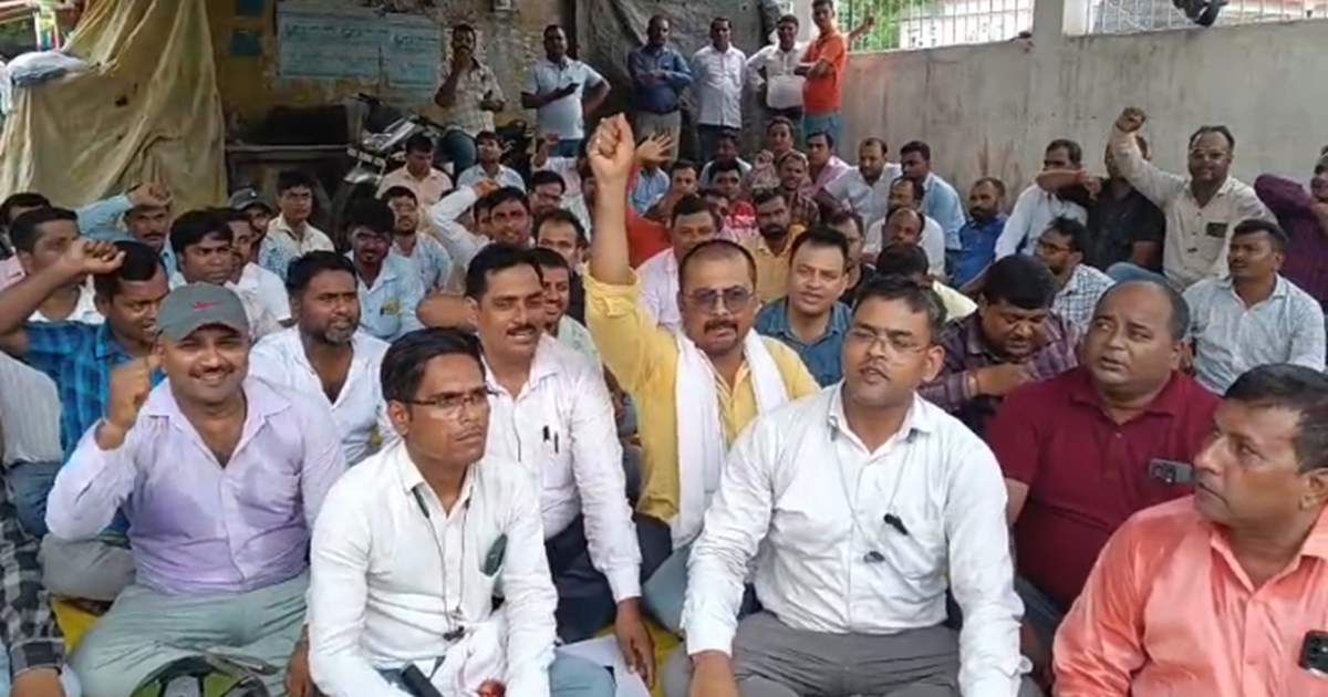 Poorvi Champaran mein grameen awaas karmiyon ka anishchitkaa