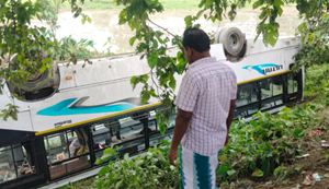 Nashe mein dhut driver ki laparwahi: Baratiyon se bhari bus gadde mein giri, 20 ghayal, 3...