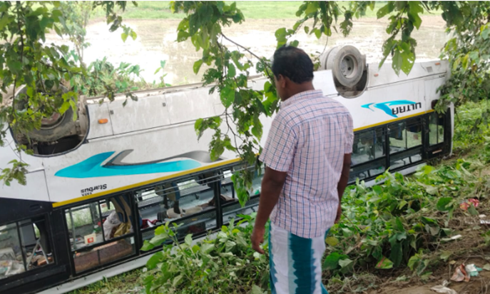 Nashe mein dhut driver ki laparwahi: Baratiyon se bhari bus Nashe mein dhut driver ki laparwahi: Baratiyon se bhari bus