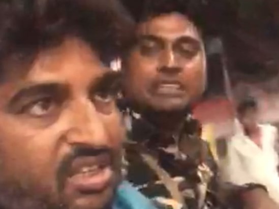 Khaki ki Gundagardi: Yuvak se Policekarmiyon ne chhine 25 ha Khaki ki Gundagardi: Yuvak se Policekarmiyon ne chhine 25 ha