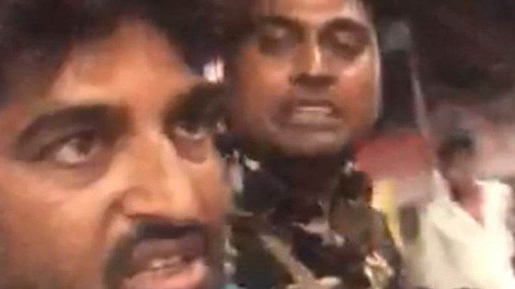 Khaki ki Gundagardi: Yuvak se Policekarmiyon ne chhine 25 ha