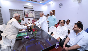 Lalu Yadav ne RJD ke rashtriya adhyaksh pad ke liye bhara namankan, Tejaswi ne kaha- 28 varsho se party ki kaman...