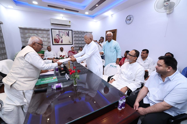Lalu Yadav ne RJD ke rashtriya adhyaksh pad ke liye bhara na Lalu Yadav ne RJD ke rashtriya adhyaksh pad ke liye bhara na