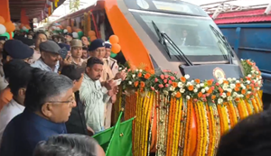 Vande Bharat train : Patliputra se Vande Bharat train rawana : Purv sansad Ramkripal Yadav aur Kendriya Mantri Ravishankar Prasad ne...