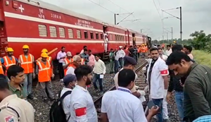 Katihar Train Accident : Katihar mein bada rail hadsa : Avadh-Assam express train se takrai trolley... kai log...