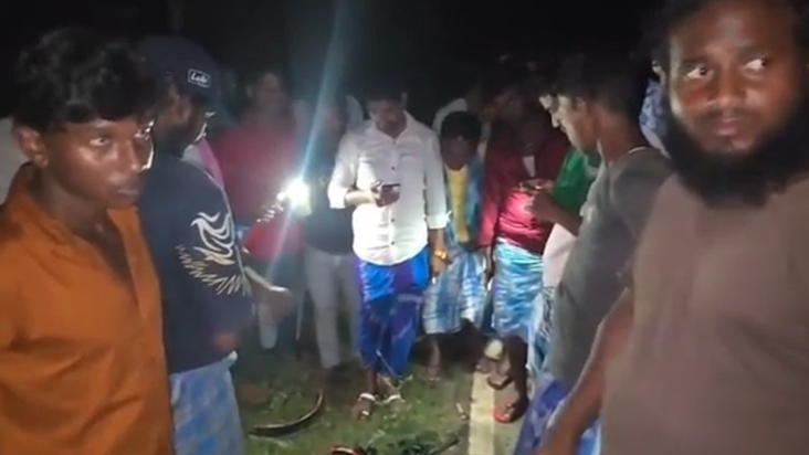 Banka mein bheeshan sadak hadse mein 3 yuvakon ki maut, do g