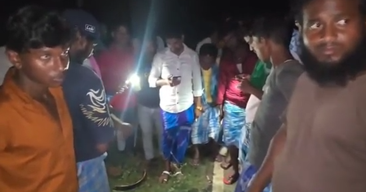 Banka mein bheeshan sadak hadse mein 3 yuvakon ki maut, do g