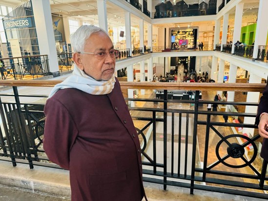Nitish returned from Britain tour, warm welcome at Patna air Nitish returned from Britain tour, warm welcome at Patna air
