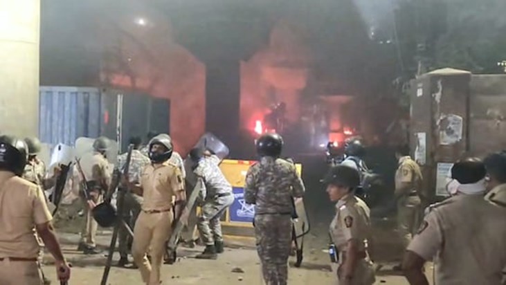 Heavy violence in Nagpur over Aurangzeb Mazar dispute, Secti Heavy violence in Nagpur over Aurangzeb Mazar dispute, Secti