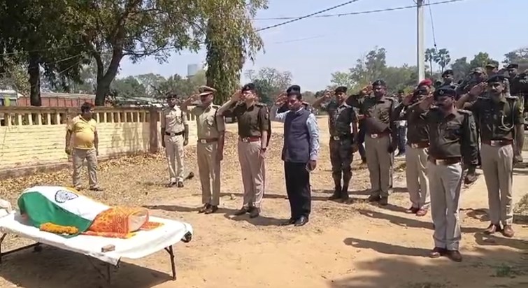 Tribute paid to martyr ASI Santosh in police line, his wife Tribute paid to martyr ASI Santosh in police line, his wife