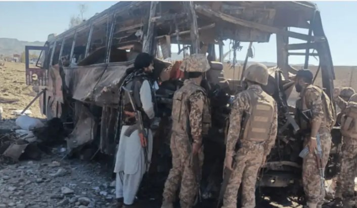 Suicide attack on army convoy, 90 Pakistani soldiers claimed