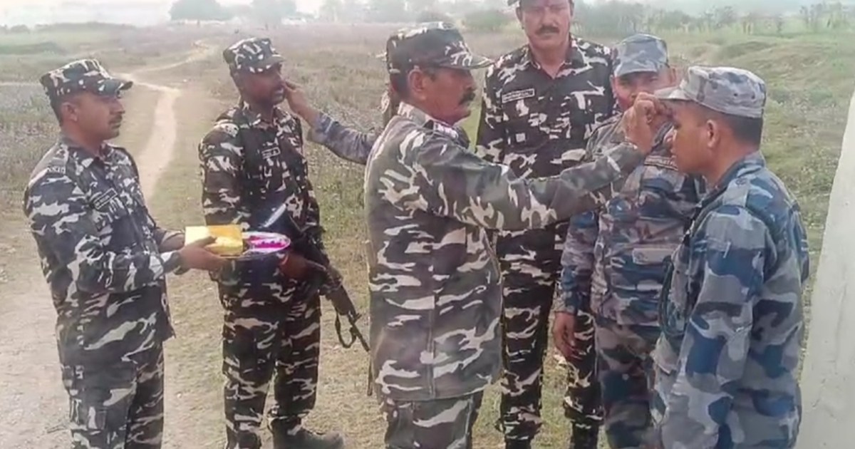 Security forces of India and Nepal played Holi at Raxaul bor