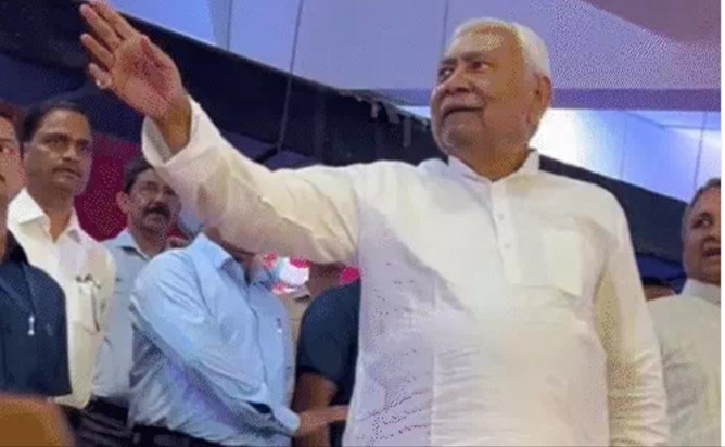 When Chief Minister Nitish Kumar stopped the national anthem When Chief Minister Nitish Kumar stopped the national anthem