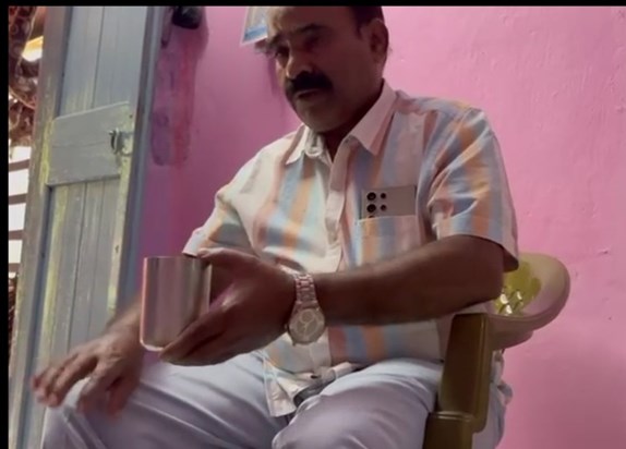 Railway booking supervisor drinks alcohol after reaching fem Railway booking supervisor drinks alcohol after reaching fem