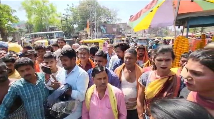 Eunuchs create ruckus at Jehanabad RPF post Eunuchs create ruckus at Jehanabad RPF post