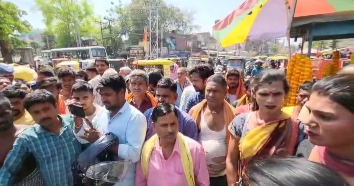 Eunuchs create ruckus at Jehanabad RPF post