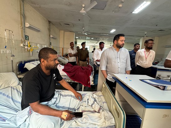 Tejashwi Yadav met the injured after reaching AIIMS, attacke Tejashwi Yadav met the injured after reaching AIIMS, attacke