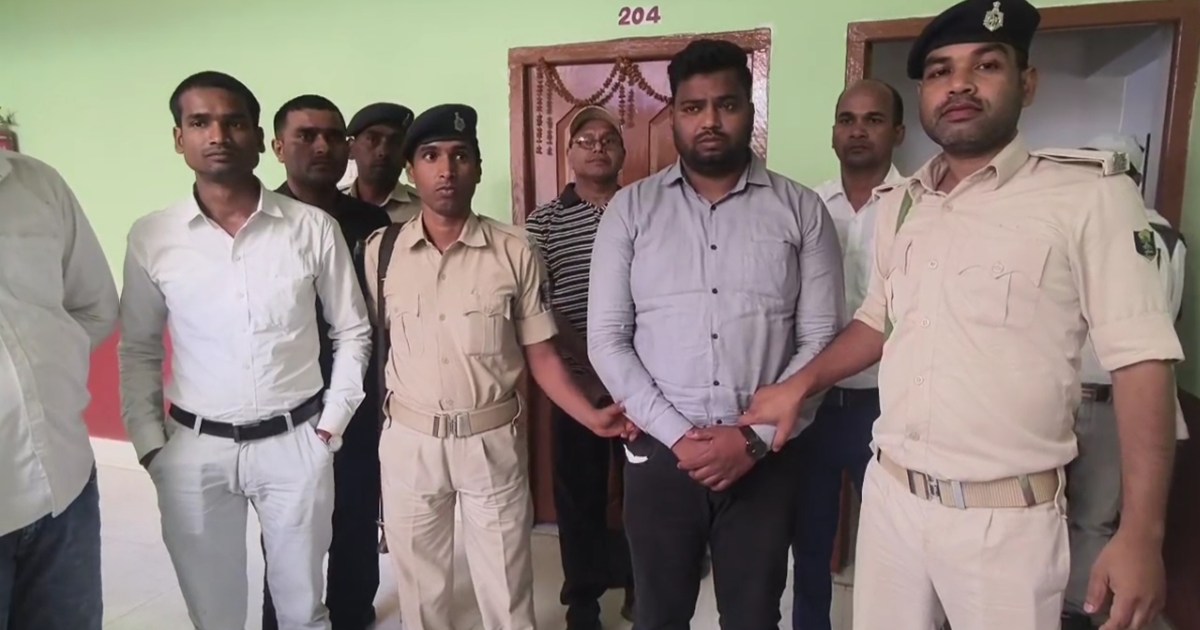 Vigilance caught the Kanungo red handed while taking bribe i