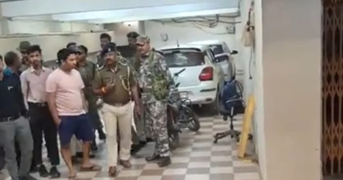 Massive robbery in Ara Tanishq showroom, guard's rifle snatc