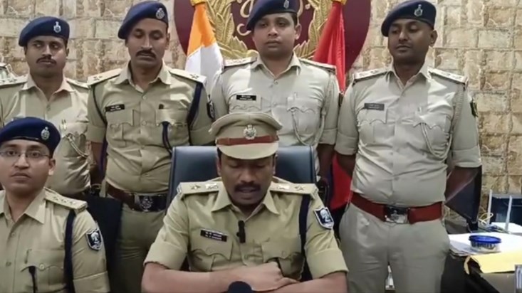 Rs 1 crore looted at gunpoint in broad daylight in Patna Rs 1 crore looted at gunpoint in broad daylight in Patna