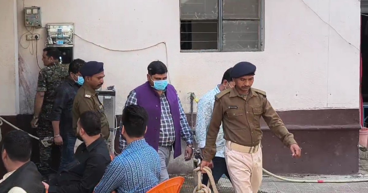 Liquor party in Patna, police arrested doctor, released judi