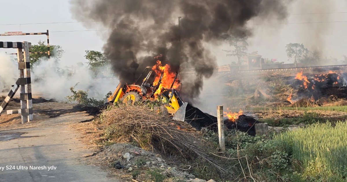 Fierce argument between railway workers and villagers in Sah
