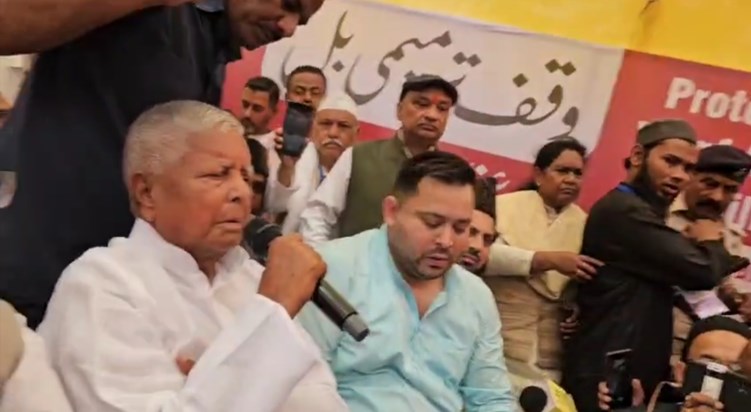 Lalu Tejaswi reached Gardanibagh, made his stand clear on Wa Lalu Tejaswi reached Gardanibagh, made his stand clear on Wa