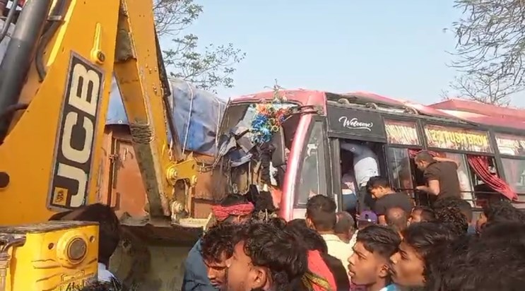 Direct collision between a passenger bus and a truck in West Direct collision between a passenger bus and a truck in West