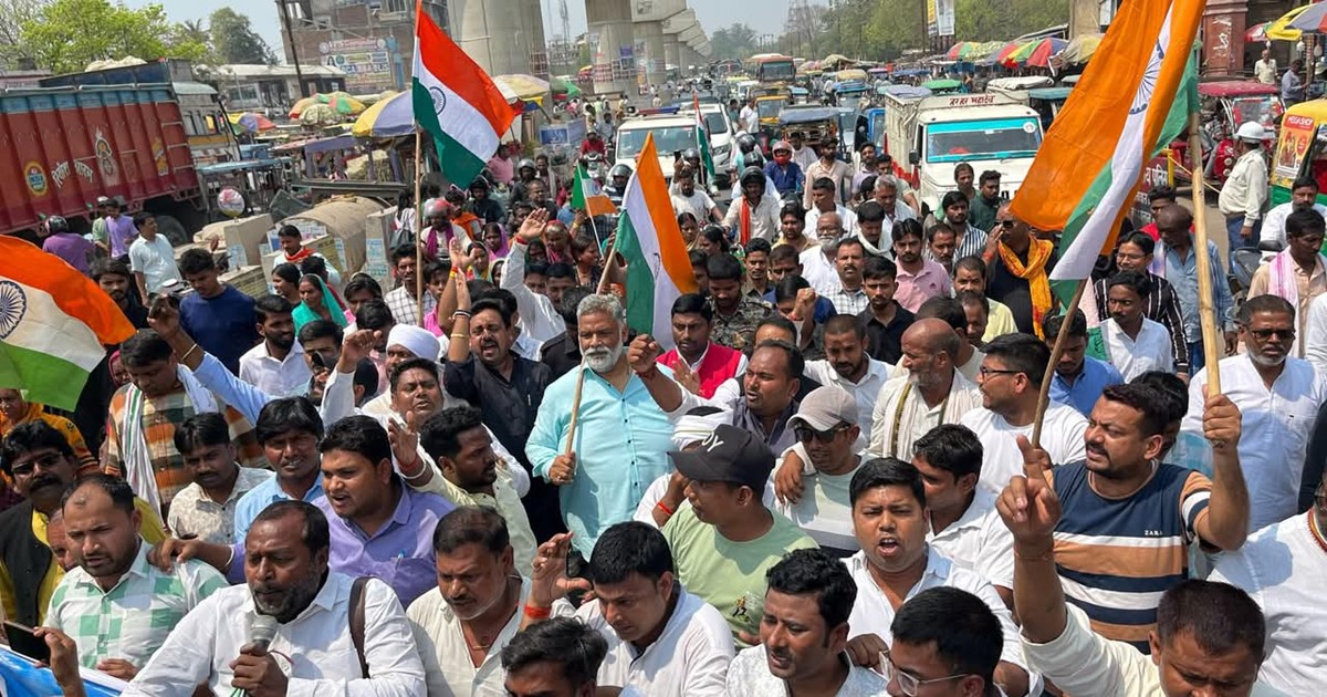 Independent MP from Purnia Pappu Yadav took to the streets o
