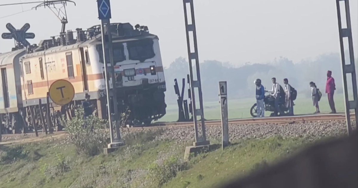Mithila Express narrowly escaped an accident, passengers hea