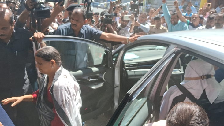 When Rabri reached ED office, RJD MLAs attacked her in the a When Rabri reached ED office, RJD MLAs attacked her in the a