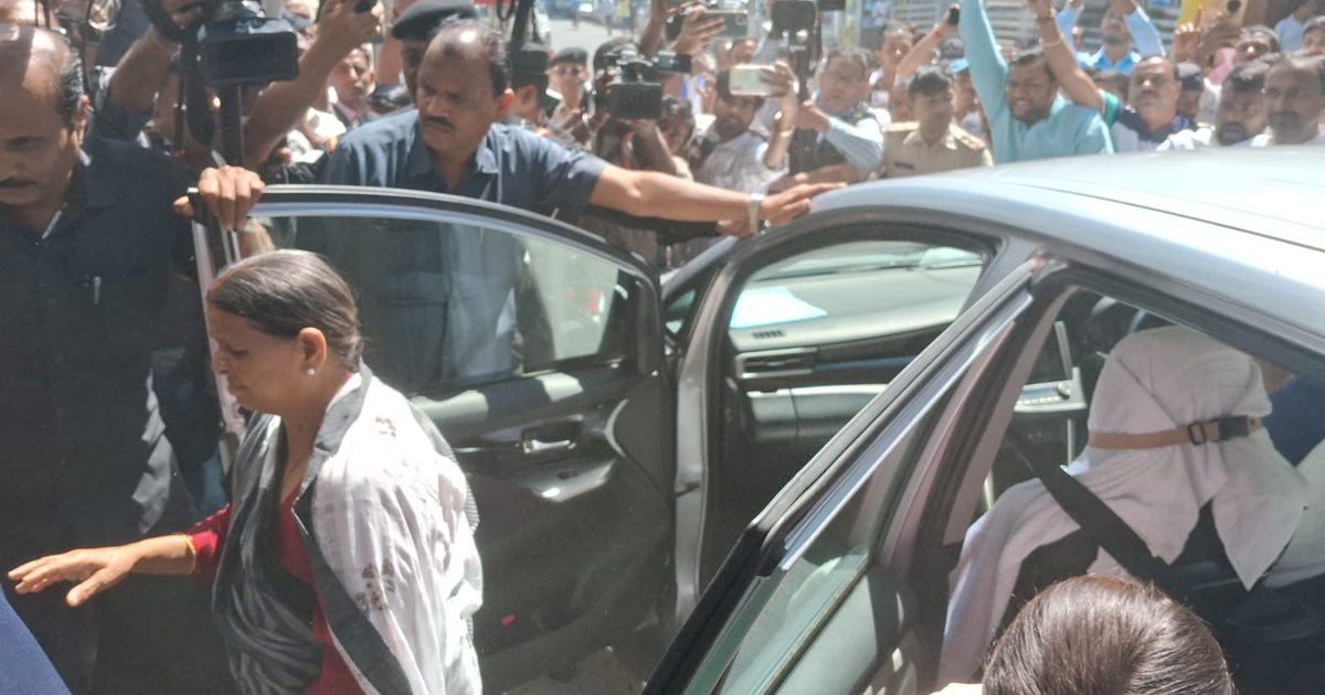 When Rabri reached ED office, RJD MLAs attacked her in the a