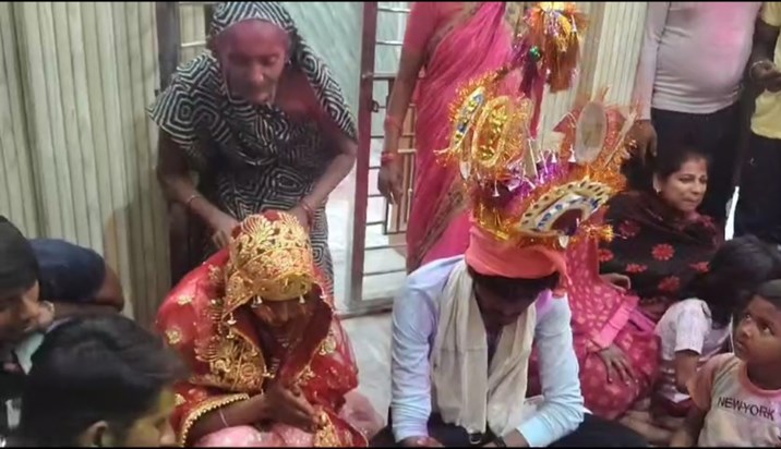 The lover secretly went to apply color on his girlfriend on The lover secretly went to apply color on his girlfriend on