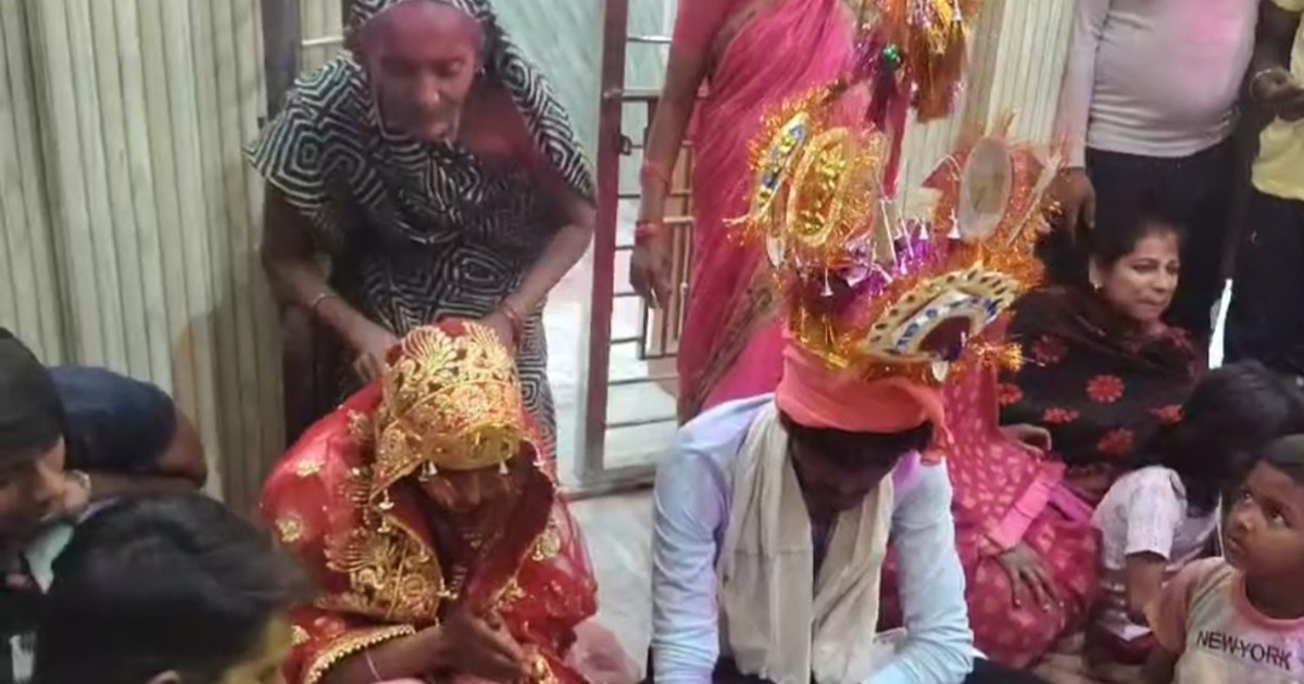 The lover secretly went to apply color on his girlfriend on 