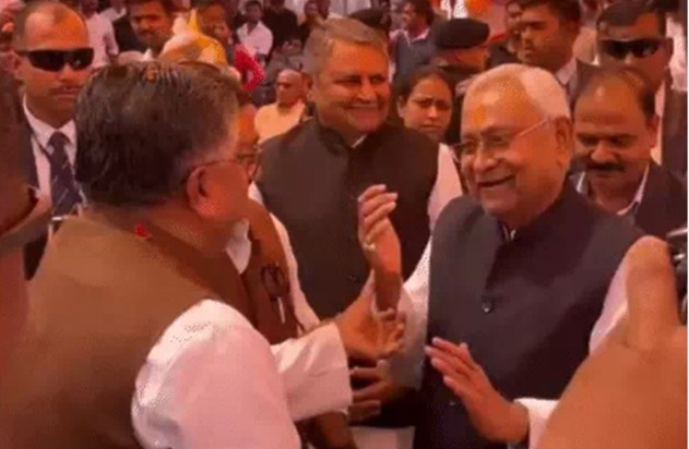 CM Nitish once again tried to touch the feet of Ravi Shankar