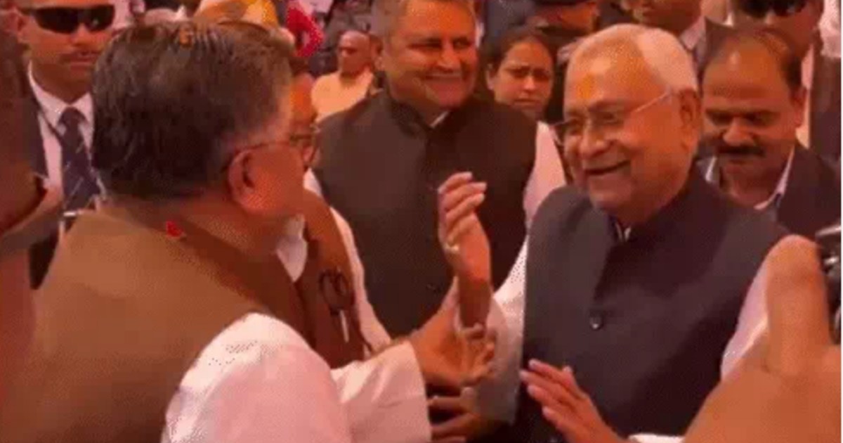 CM Nitish once again tried to touch the feet of Ravi Shankar