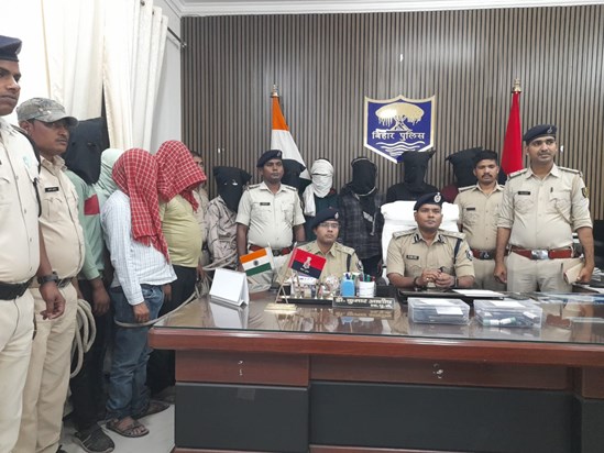 Amanour police of Saran caught 10 criminals one after the ot Amanour police of Saran caught 10 criminals one after the ot