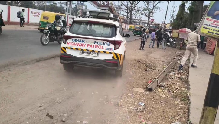 Liquor found in a patrolling vehicle in Patna, action being Liquor found in a patrolling vehicle in Patna, action being