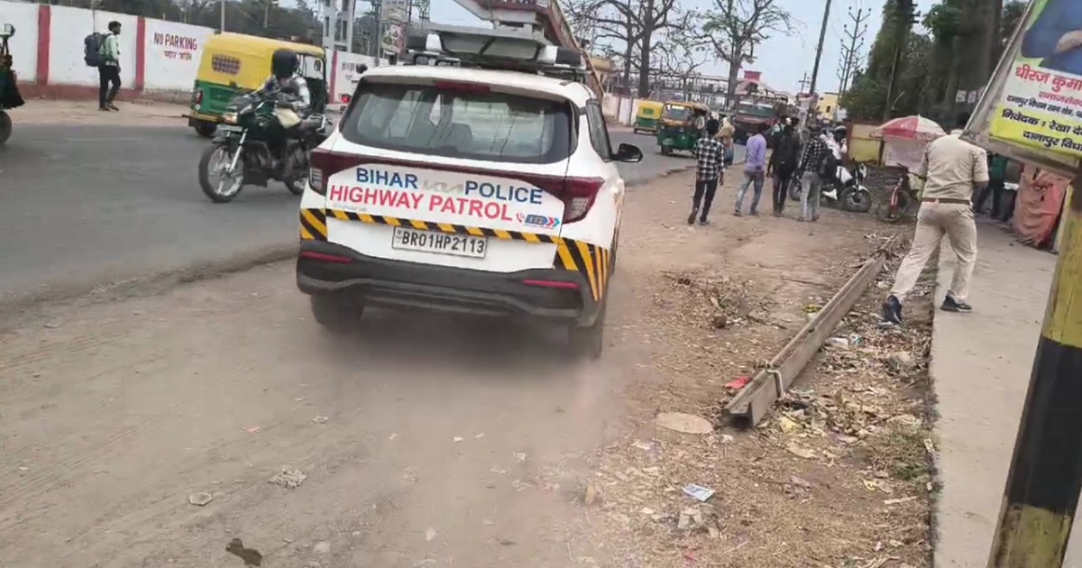 Liquor found in a patrolling vehicle in Patna, action being 