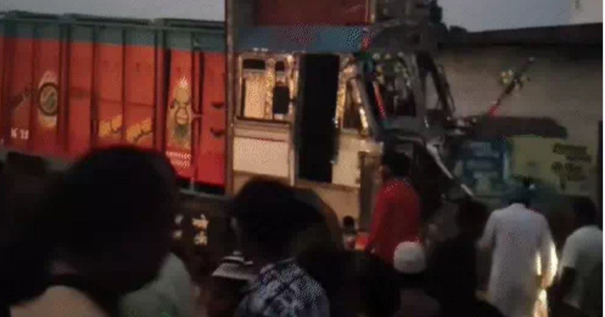 Uncontrolled truck hits auto in Sitamarhi, 6 passengers die 