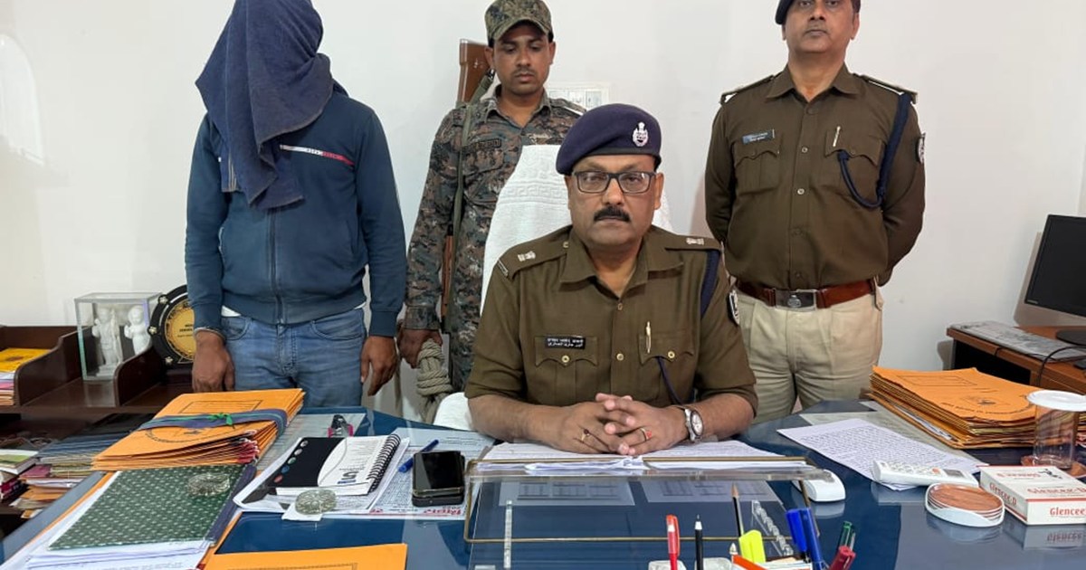 Gaya police and STF caught a Naxalite with a reward of 50 th