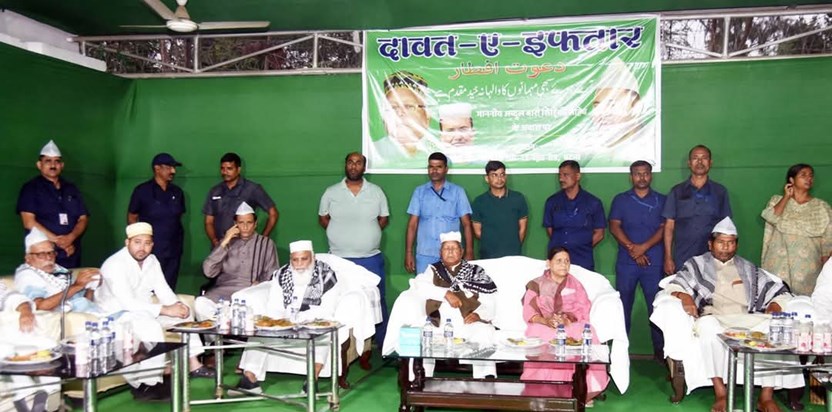 Governor attended Lalu's Iftar party, senior Congress leader Governor attended Lalu's Iftar party, senior Congress leader