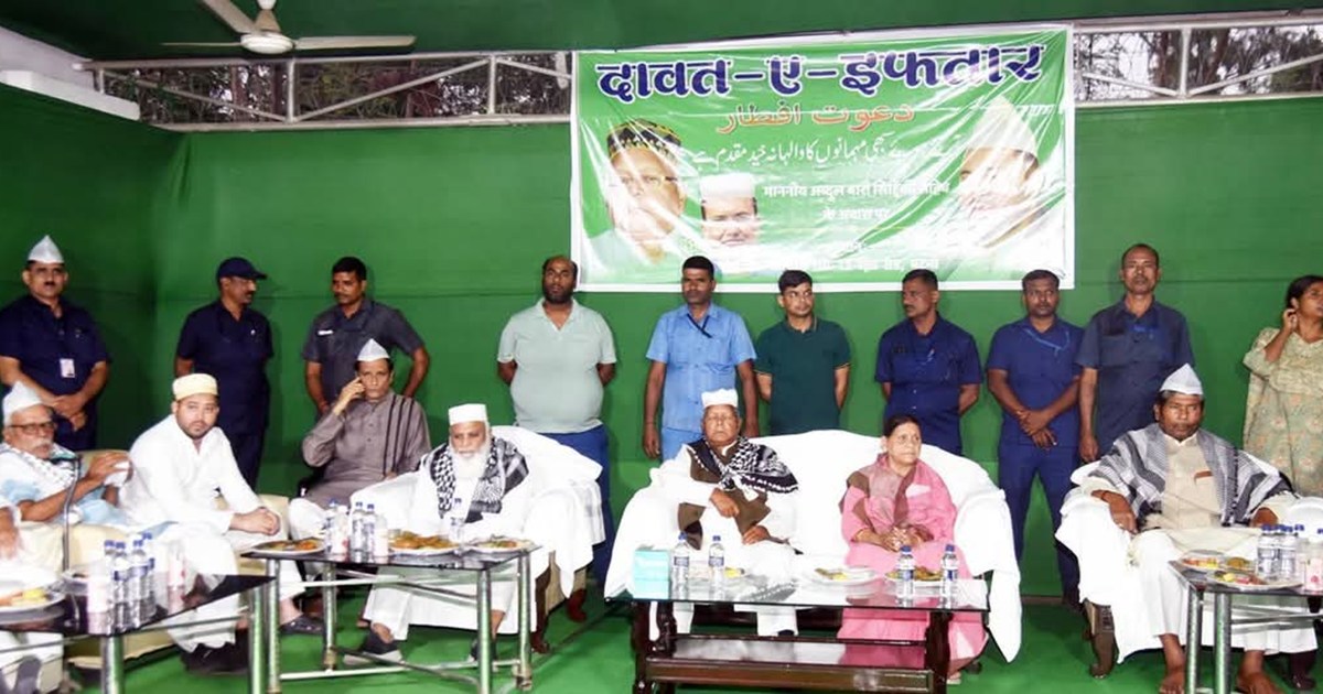 Governor attended Lalu's Iftar party, senior Congress leader