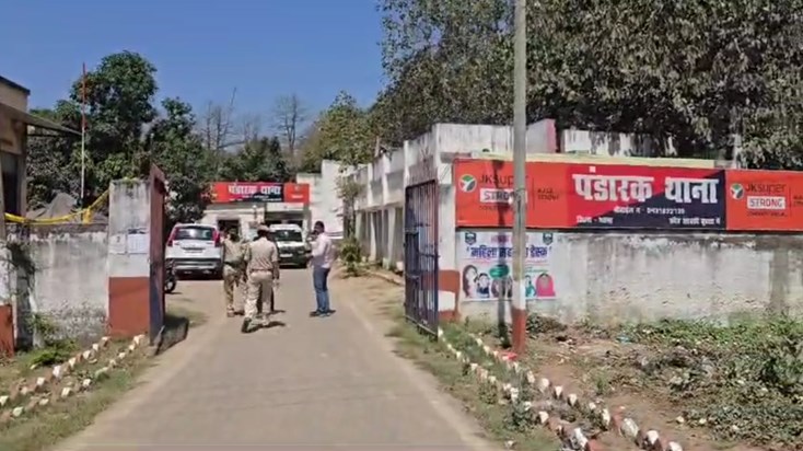 There was a scuffle after entering Patna's Pandarak police s