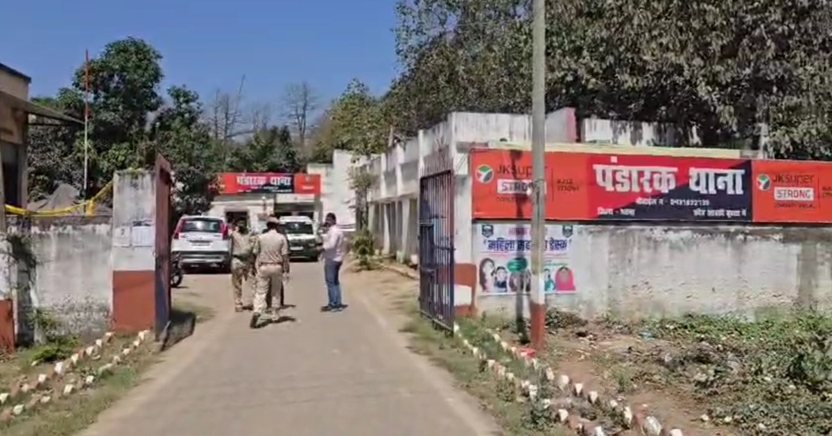 There was a scuffle after entering Patna's Pandarak police s